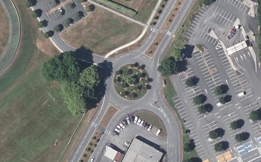 Vue aérienne du Rond-point anonyme n°33489015