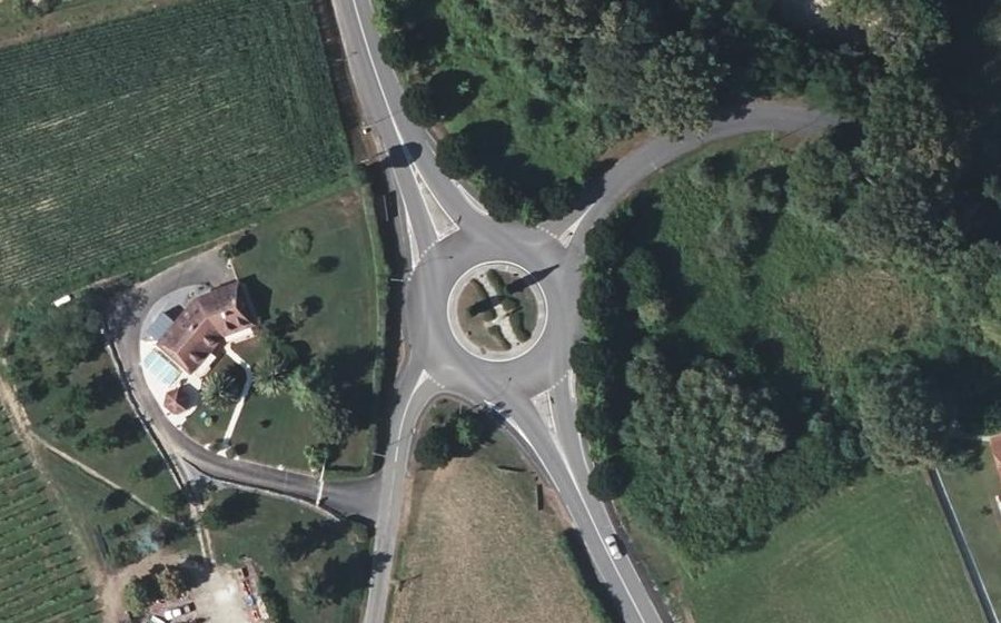 Vue aérienne du Rond-point anonyme n°33489036