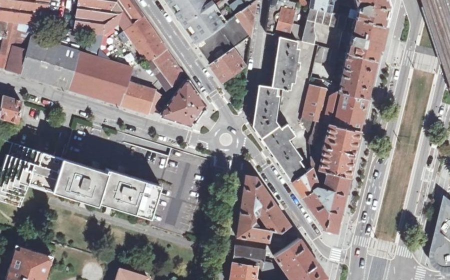 Vue aérienne du Rond-point anonyme n°334890537