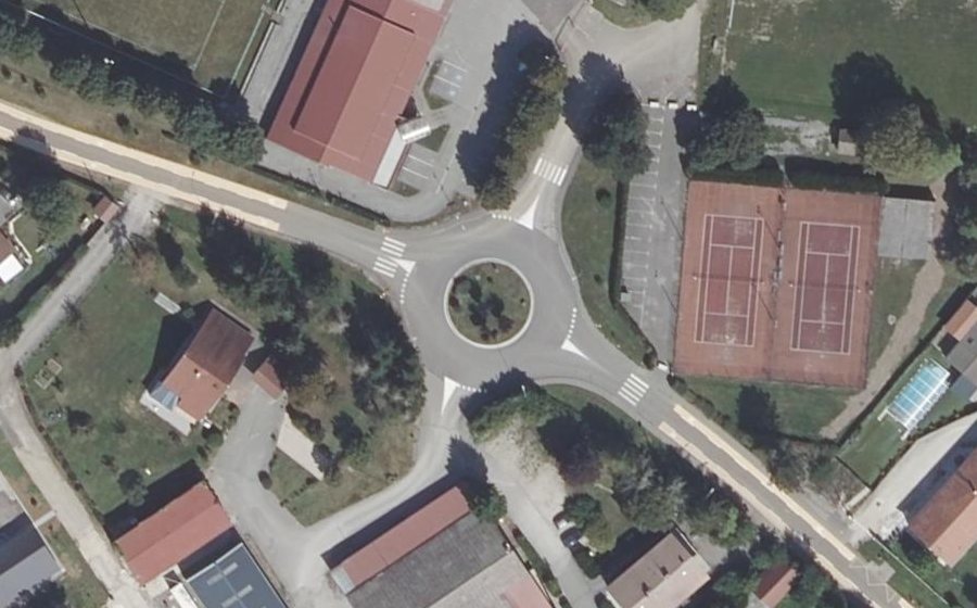 Vue aérienne du Rond-point anonyme n°33489904