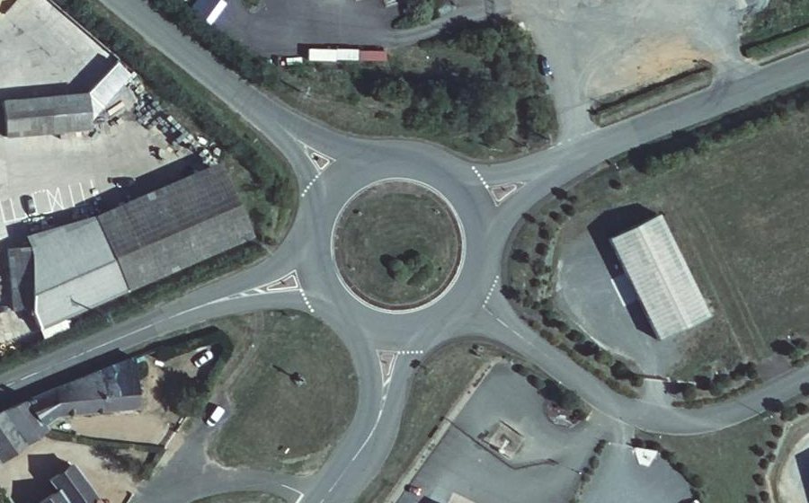 Vue aérienne du Rond-point anonyme n°335054230
