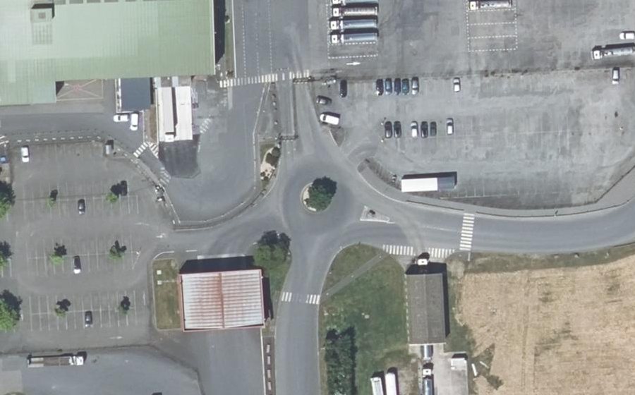 Vue aérienne du Rond-point anonyme n°335056880