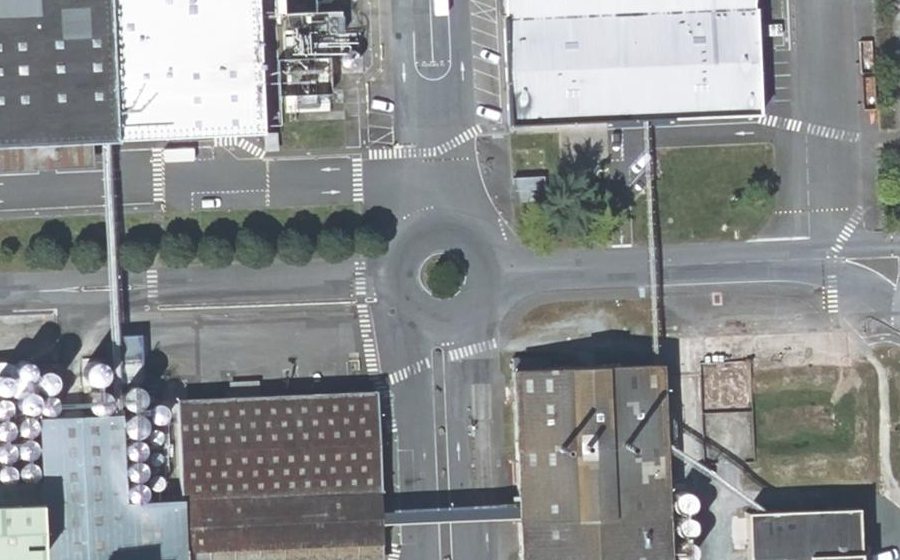 Vue aérienne du Rond-point anonyme n°335056884