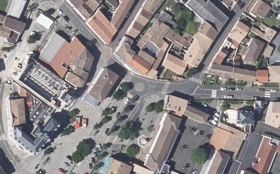 Vue aérienne du Rond-point anonyme n°335065328