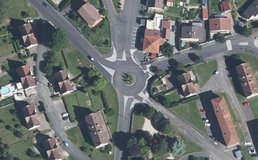 Vue aérienne du Rond-point anonyme n°335115707