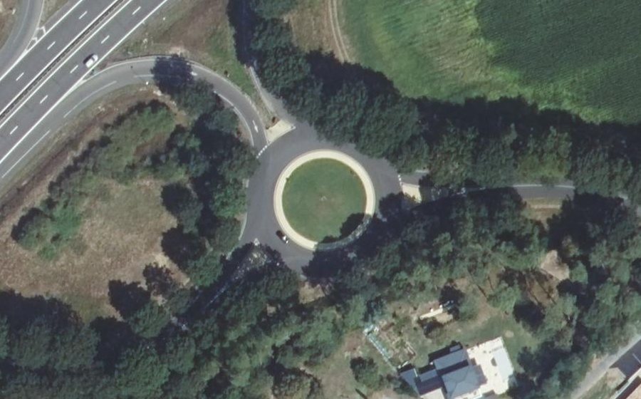 Vue aérienne du Rond-point anonyme n°335177434
