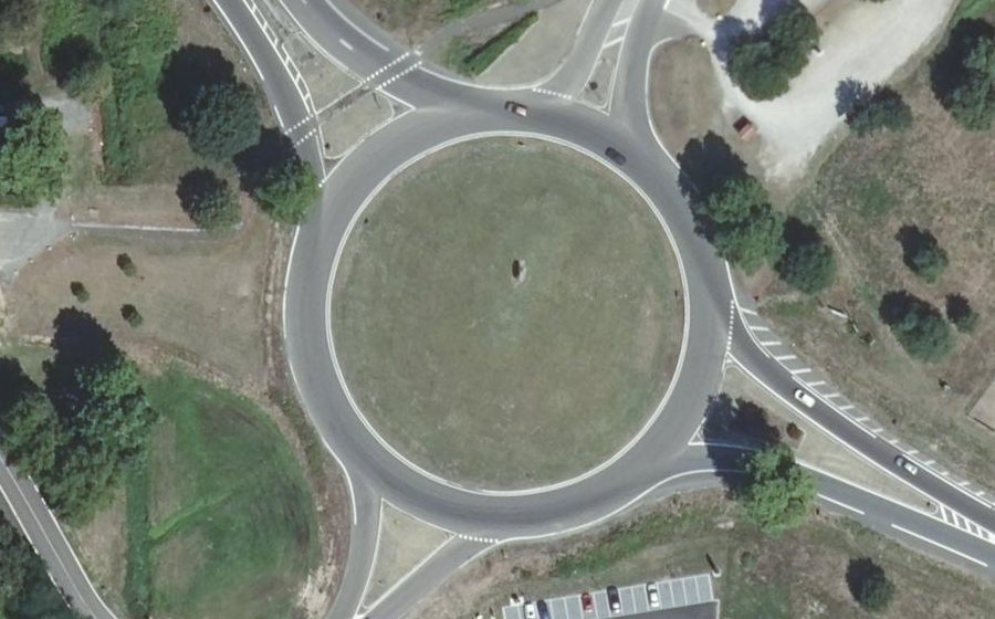 Vue aérienne du Rond-point anonyme n°335179167