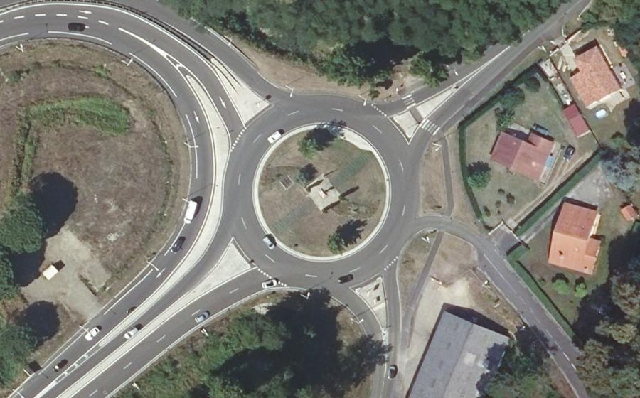 Vue aérienne du Rond-point anonyme n°335181734