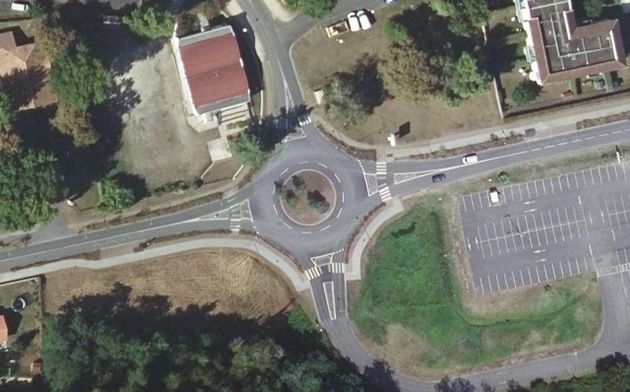 Vue aérienne du Rond-point anonyme n°335182114