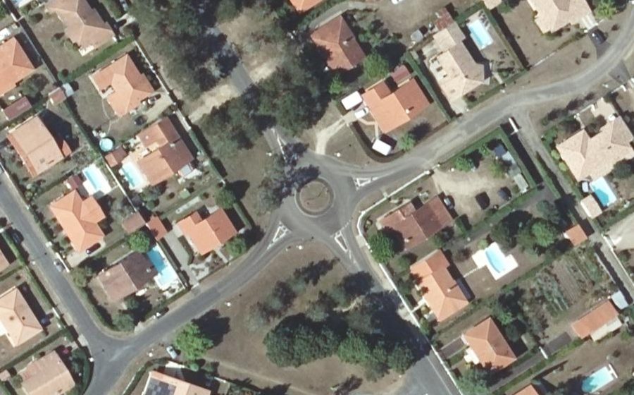 Vue aérienne du Rond-point anonyme n°335182329
