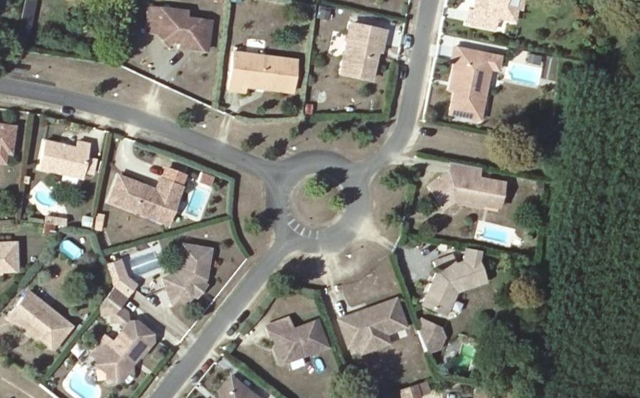 Vue aérienne du Rond-point anonyme n°335182425