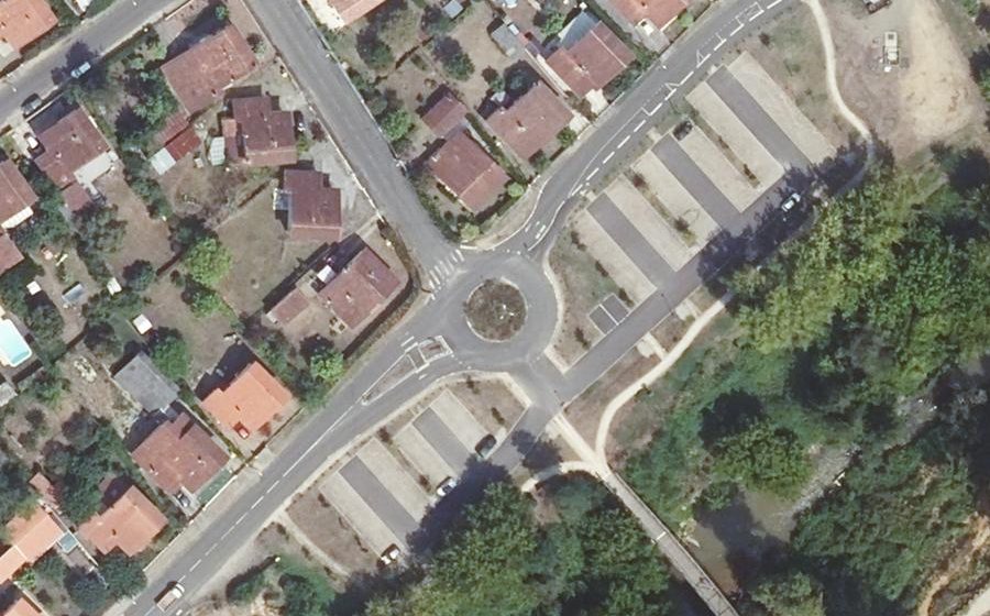 Vue aérienne du Rond-point anonyme n°335182737