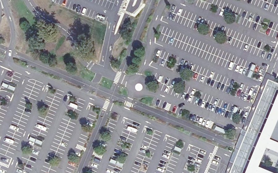 Vue aérienne du Rond-point anonyme n°335182864