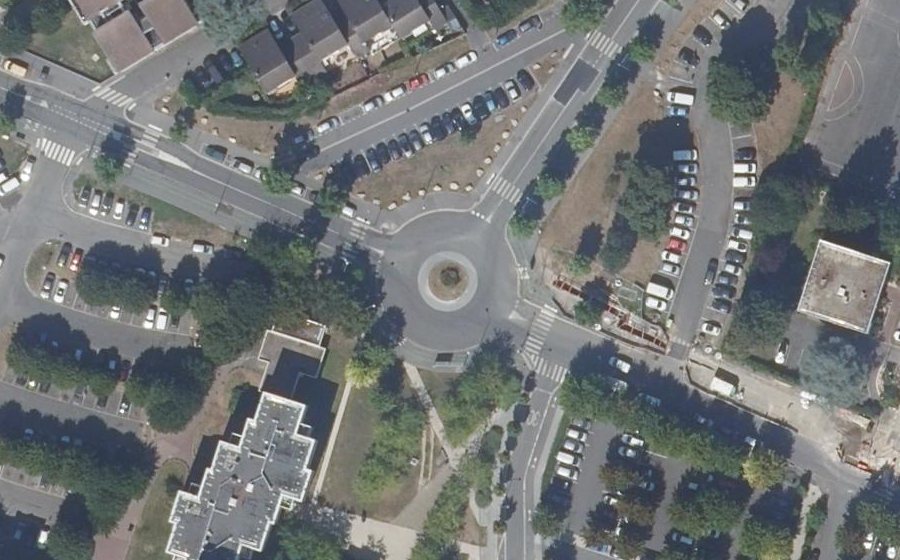Vue aérienne du Rond-point anonyme n°335205258