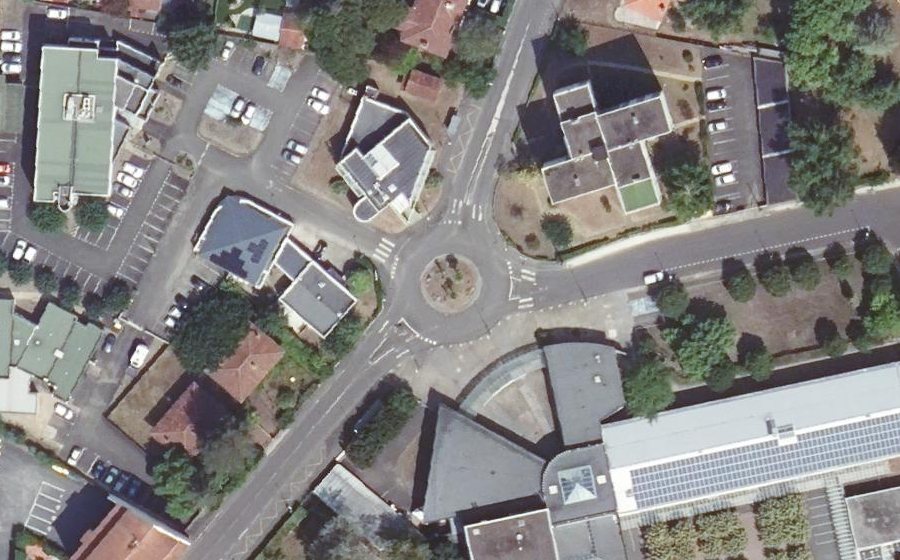 Vue aérienne du Rond-point anonyme n°335231189