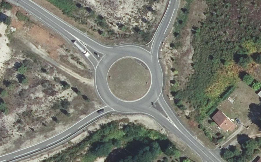 Vue aérienne du Rond-point anonyme n°335254995