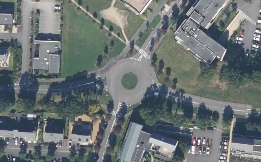 Vue aérienne du Rond-point anonyme n°33533608