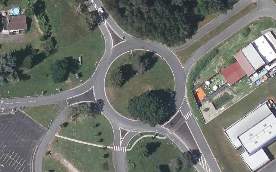 Vue aérienne du Rond-point anonyme n°33536077