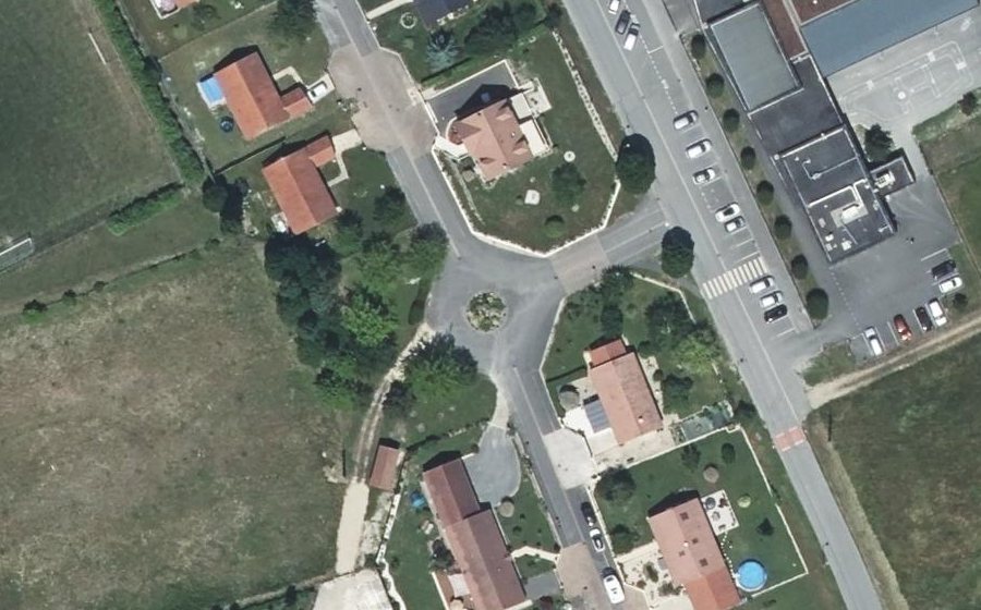 Vue aérienne du Rond-point anonyme n°335361397