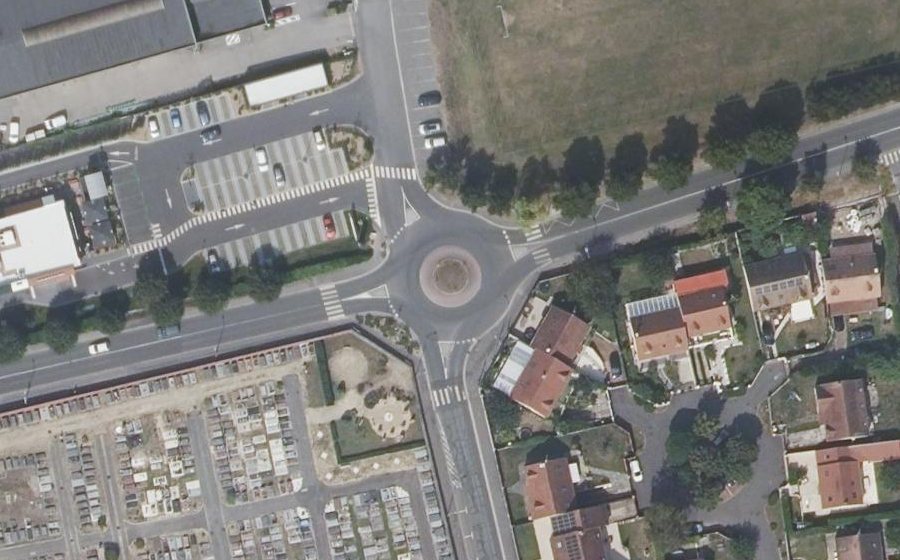 Vue aérienne du Rond-point anonyme n°335369730