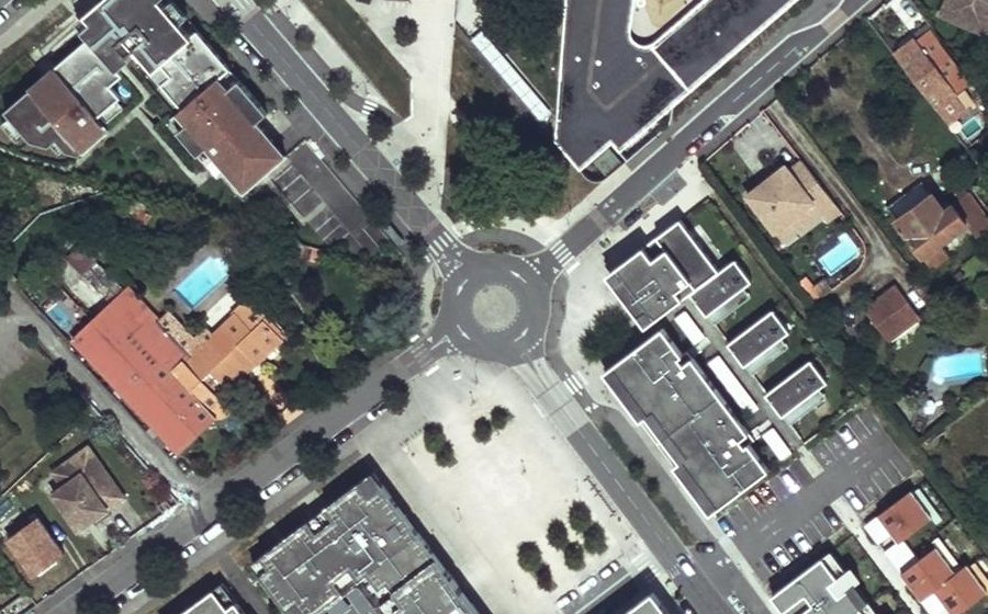 Vue aérienne du Rond-point anonyme n°33538443
