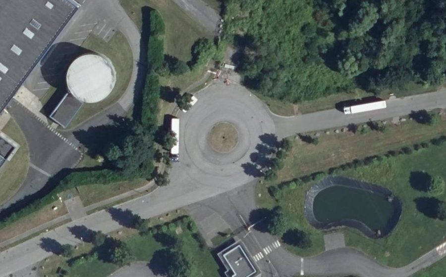 Vue aérienne du Rond-point anonyme n°335395802