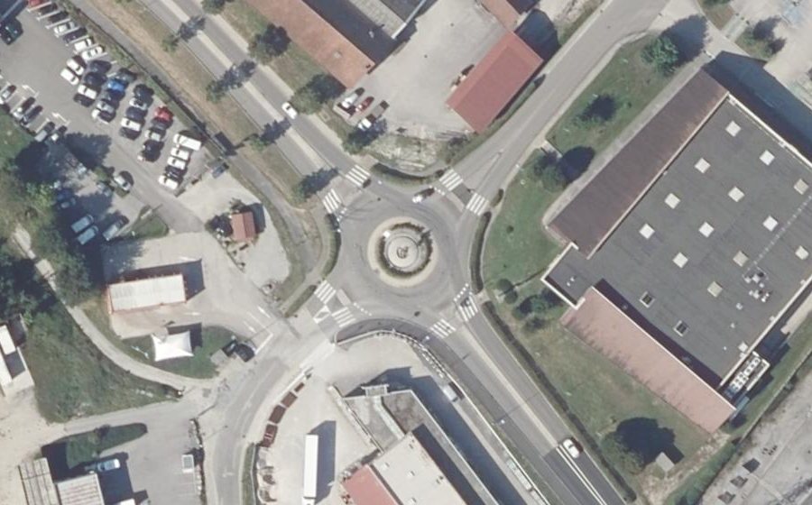 Vue aérienne du Rond-point anonyme n°33543726