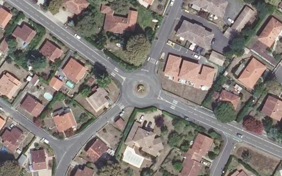 Vue aérienne du Rond-point anonyme n°335532984