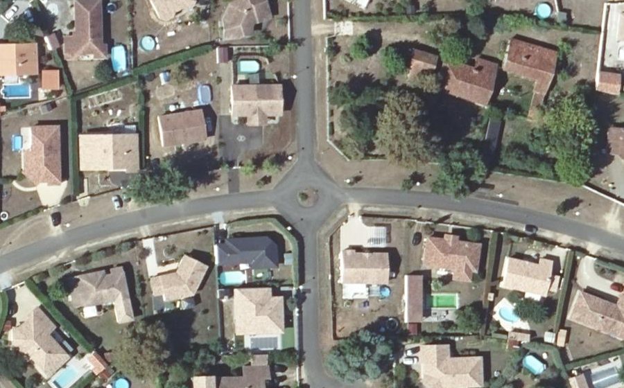 Vue aérienne du Rond-point anonyme n°335578385