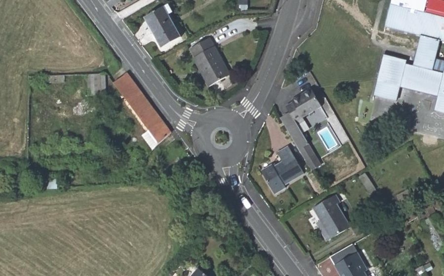 Vue aérienne du Rond-point anonyme n°335583934