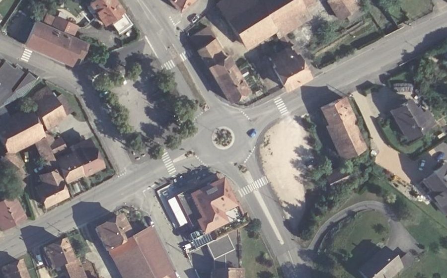 Vue aérienne du Rond-point anonyme n°33564965