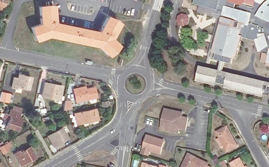 Vue aérienne du Rond-point anonyme n°335708691