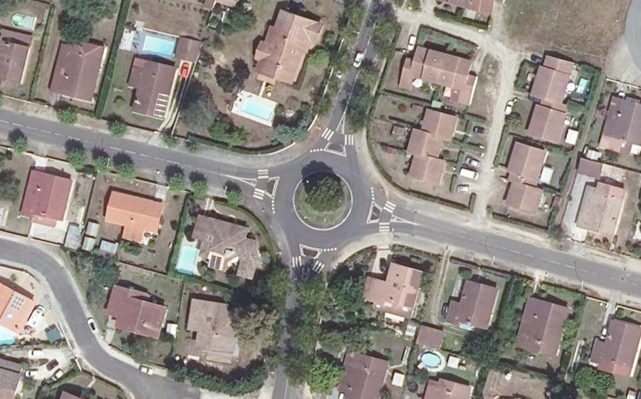 Vue aérienne du Rond-point anonyme n°335709115