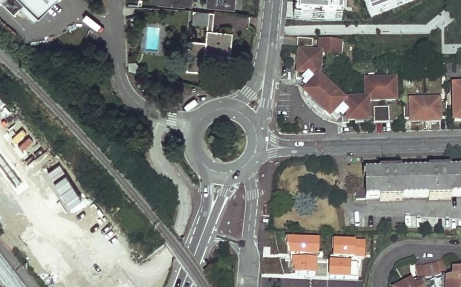 Vue aérienne du Rond-point anonyme n°33572334