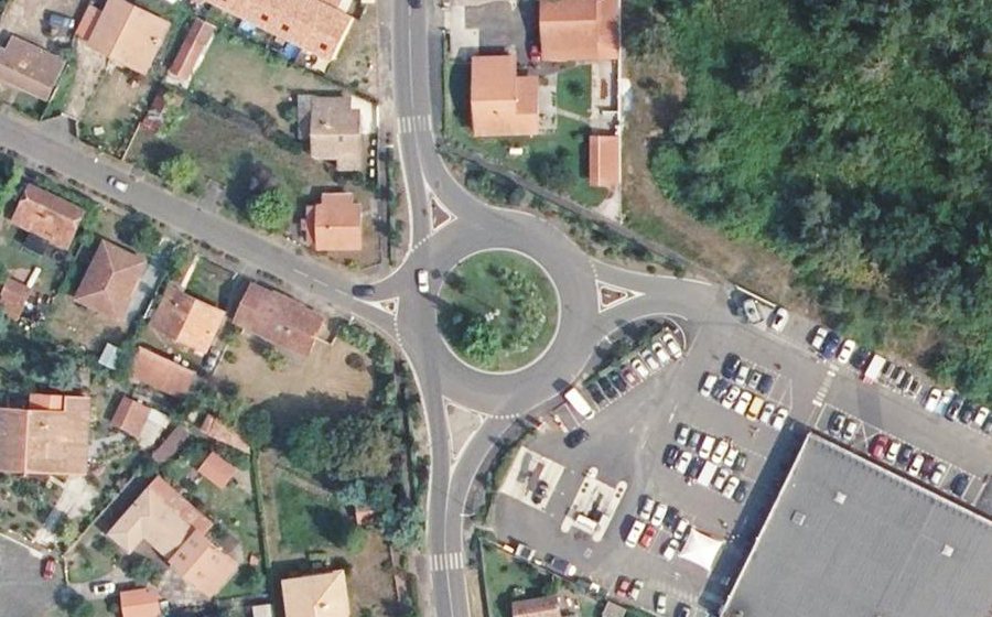 Vue aérienne du Rond-point anonyme n°335757334