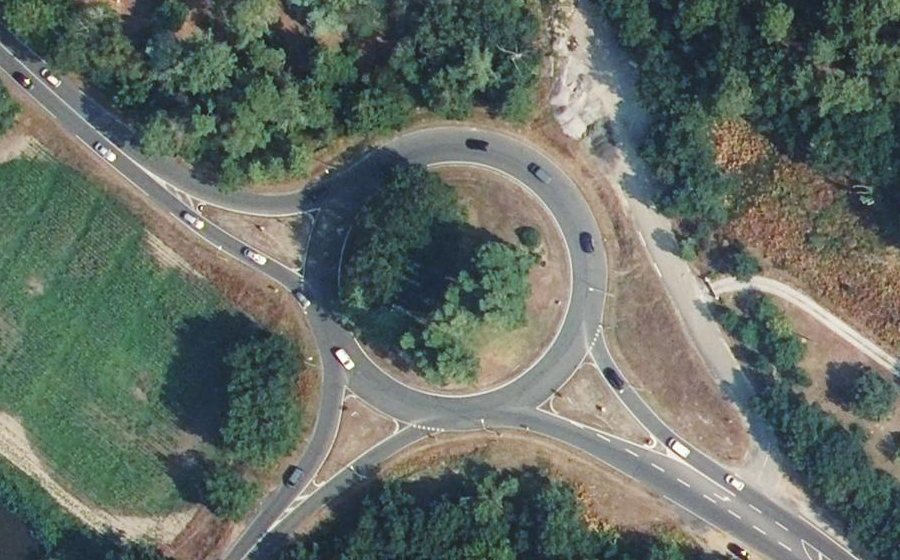Vue aérienne du Rond-point anonyme n°335762341