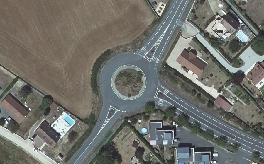 Vue aérienne du Rond-point anonyme n°335764187