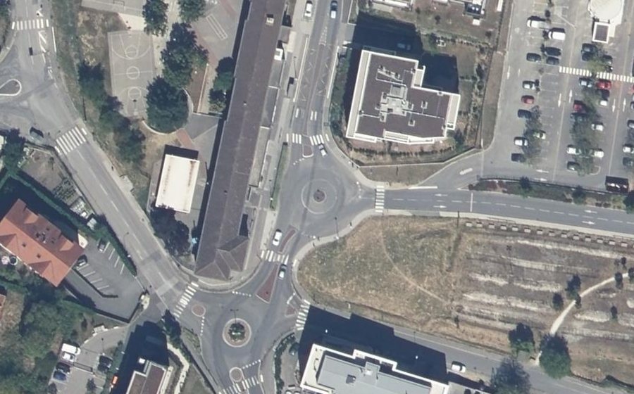 Vue aérienne du Rond-point anonyme n°335780864