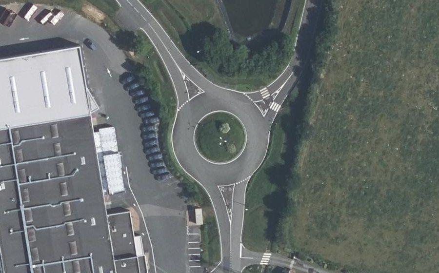 Vue aérienne du Rond-point anonyme n°335880360