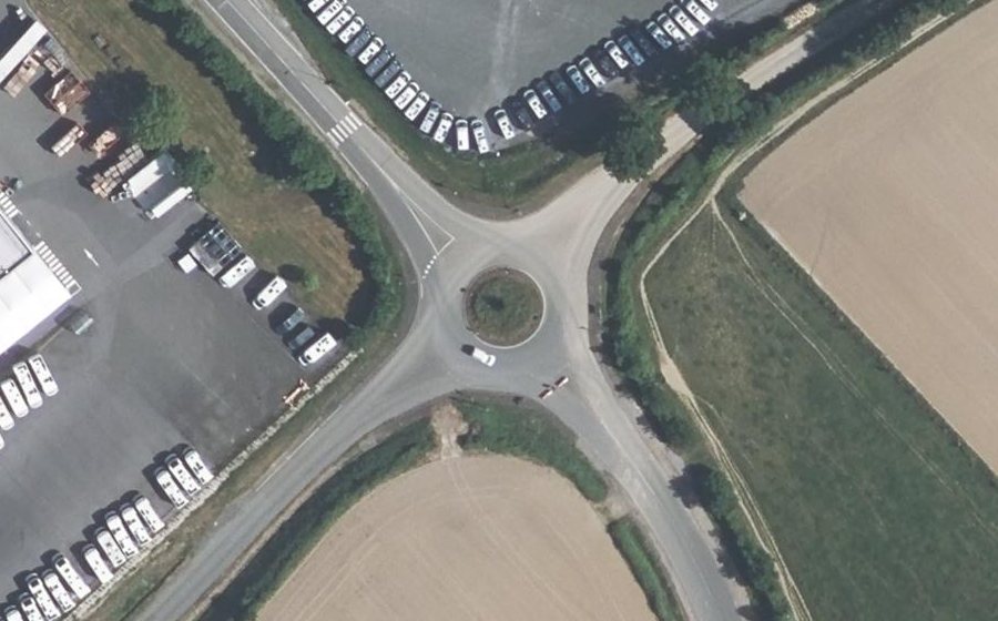 Vue aérienne du Rond-point anonyme n°335882126