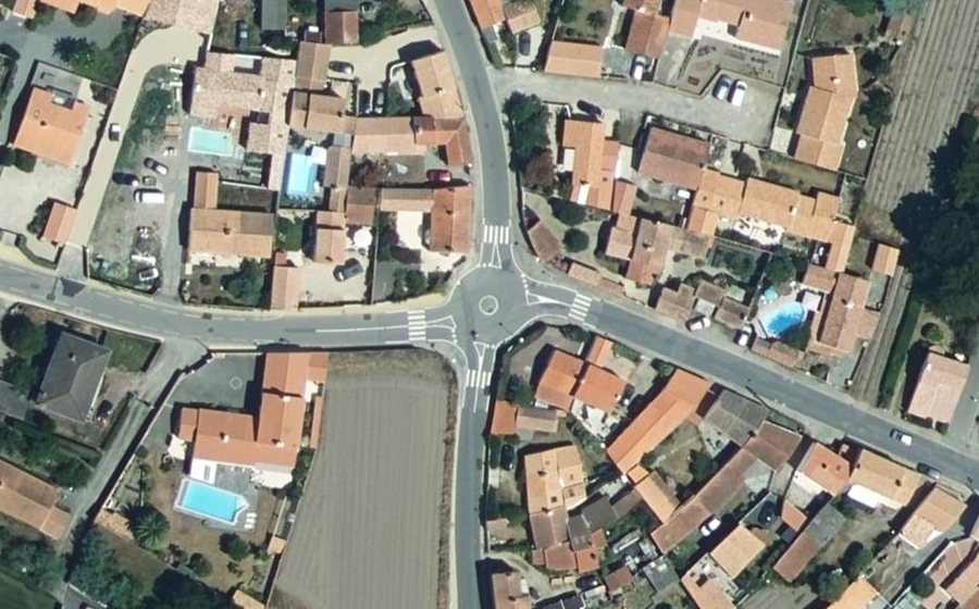 Vue aérienne du Rond-point anonyme n°33590849