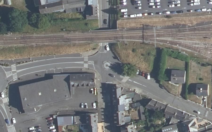 Vue aérienne du Rond-point anonyme n°33592394