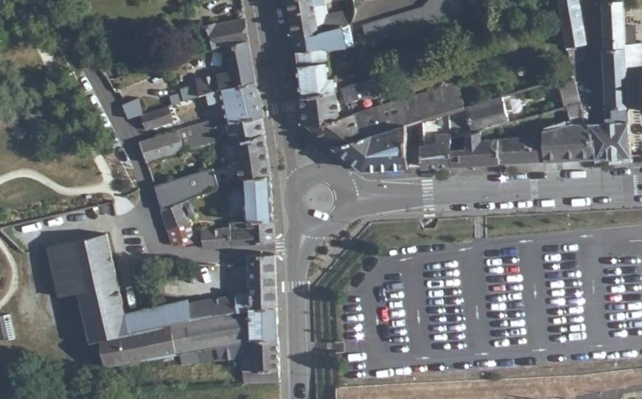 Vue aérienne du Rond-point anonyme n°33592404