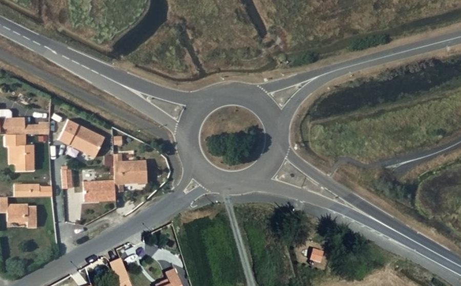 Vue aérienne du Rond-point anonyme n°33592552