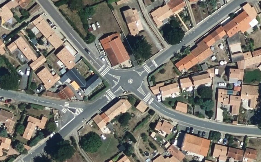 Vue aérienne du Rond-point anonyme n°33595354
