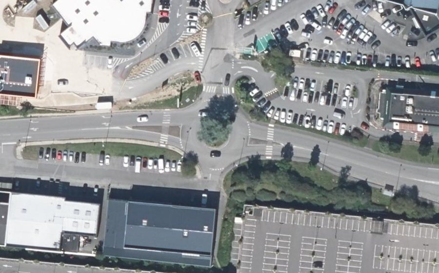 Vue aérienne du Rond-point anonyme n°335999728