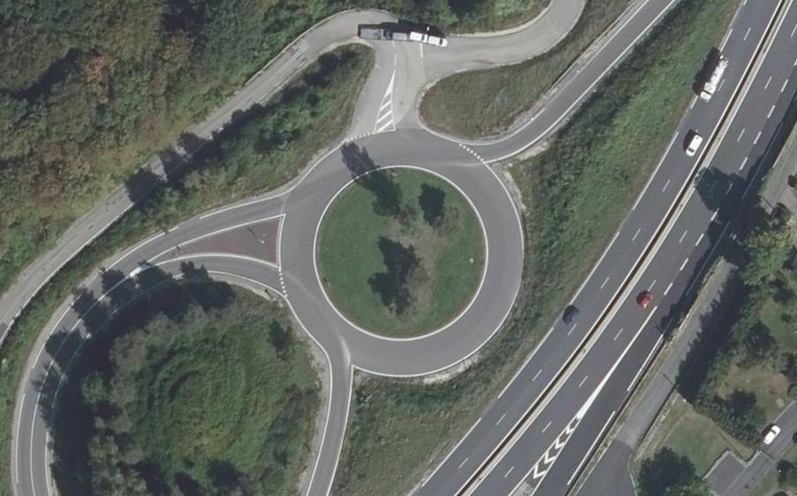 Vue aérienne du Rond-point anonyme n°336039371