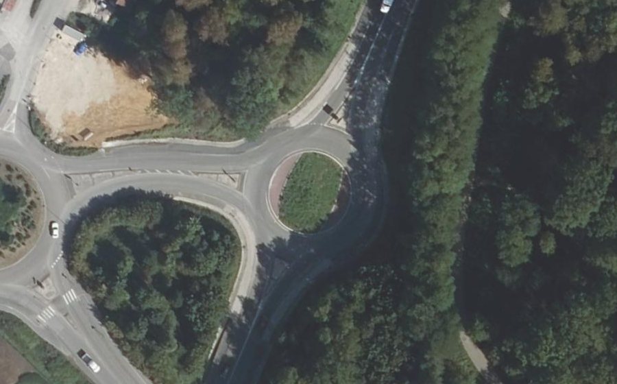 Vue aérienne du Rond-point anonyme n°336042313