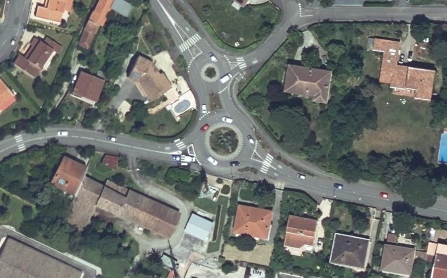 Vue aérienne du Rond-point anonyme n°33608876