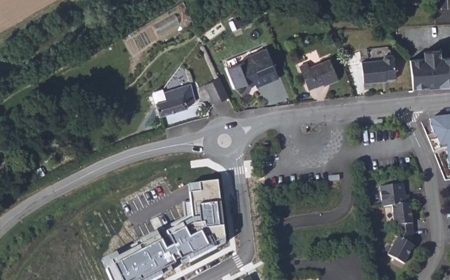 Vue aérienne du Rond-point anonyme n°336156097